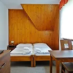 Goscinne U Komperdow Pod Wyciagiem Narciarskim Kaniowka 3*